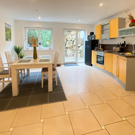 2 Apartment, 70 Qm, Max 4 Pers, Private Terasse, Parkplatz, Internet 250 Mbit דירה *