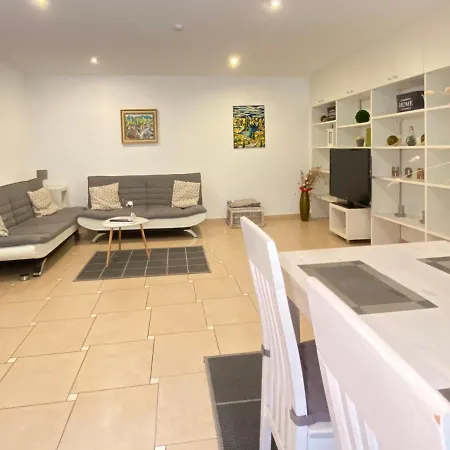 شقة 2 Apartment, 70 Qm, Max 4 Pers, Private Terasse, Parkplatz, Internet 250 Mbit *