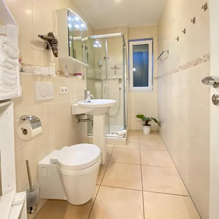 2 Apartment, 70 Qm, Max 4 Pers, Private Terasse, Parkplatz, Internet 250 Mbit Gärtringen